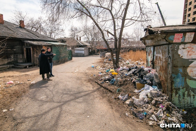 Свалка посреди частных дворов, чуть поодаль полупустой контейнер | Источник: Олег Федоров / CHITA.RU