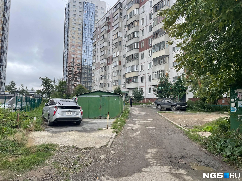 Гараж, как и прежде, не вписывается в окружающий его пейзаж | Источник: Алёна Золотухина / NGS.RU