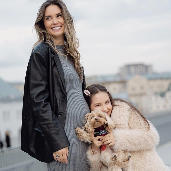 Агата Муцениеце и Мия