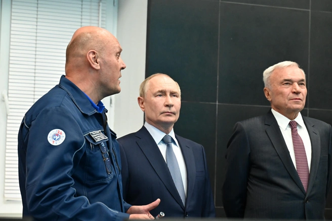 На посту управления Путина познакомили с технологией работы батареи | Источник: Людмила Ковалева