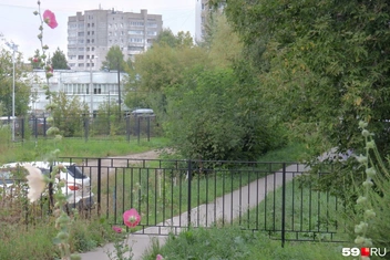 Тротуар, по которому местные ходили больше полувека, теперь заблокирован | Источник: Кирилл Хафизов / 59.RU