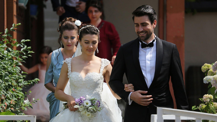 А замуж когда: 7 турецких актрис, о свадьбе которых мечтают фанаты