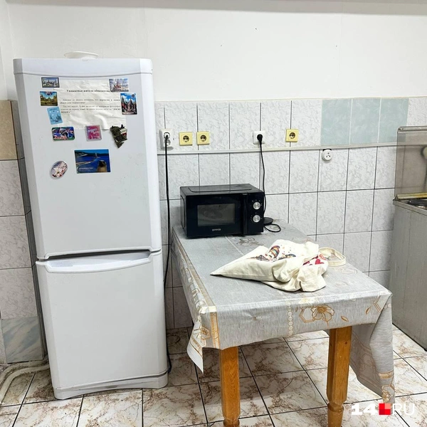 Холодильник, стол и микроволновка | Источник: Илья Константинов / 14.RU