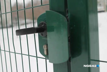 На спортивную площадку без ключа не попасть | Источник: Елена Гуськова / NGS42.RU