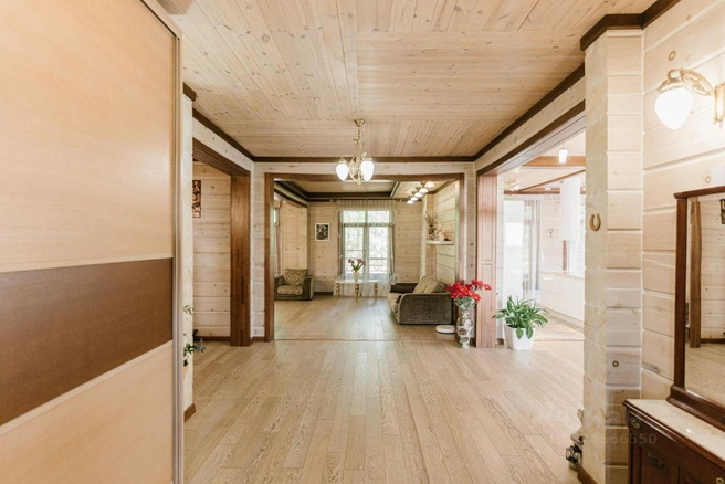 Дом построили из профилированного бруса, в нем обустроили два этажа. Первый этаж включает входную группу с отдельной гардеробной, санузел, прачечную и другое | Источник: Александр Чугайнов / N1