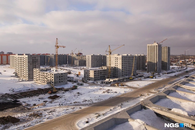Трехкомнатную студию площадью 59 кв. м Павел и Марианна купили за 1 млн 280 тыс. руб., еще порядка 870 тыс. руб. вложили в ремонт, мебель и технику. Когда принимали ключи, вспомнил Павел, было очень грязно — без резиновых сапог никак. Сейчас дорогу, на которой просто лежали бетонные плиты, заасфальтировали, и за несколько минут по ней можно добраться до конечной остановки «2-й Бронный переулок». Еще одну дорогу к лету обещают довести до ул. Петухова и пустить общественный транспорт по ней, рассказал Андрей Яценко. Разговор об этом был, признал руководитель отдела продаж застройщика Олег Басалаев, но «по осени не успели, возродится ли вопрос весной — пока непонятно».