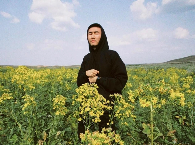 Қазақстандағы ауыл мұғалімі Blackpink-тегі Лиса мен испан қызы Розалияның трегін жасауға ат салысты