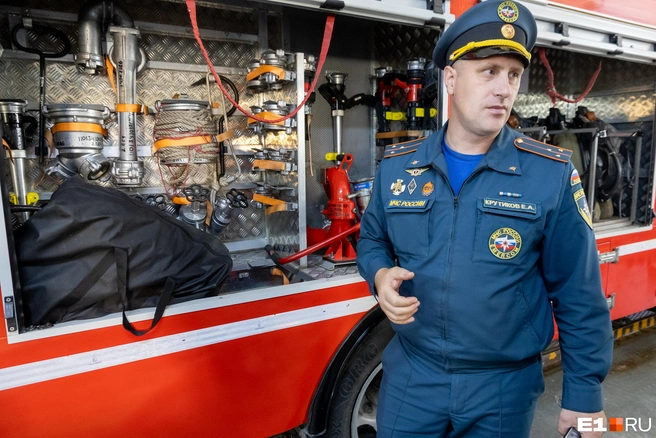 Пожарные в полной экипировке носят на себе по 70 килограммов | Источник: Владислав Лоншаков / E1.RU