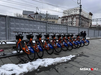 Тросики с замками у электровелосипедов уже используют в Москве | Источник: Дмитрий Толстошеев / MSK1.RU