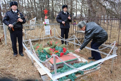 В преддверии 81-й годовщины Победы полицейские почтили память фронтовика