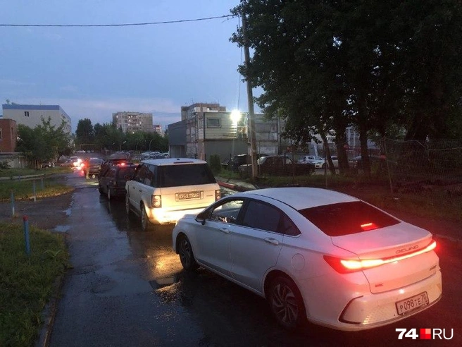 Очередь на безымянную заправку во дворах Северо-Запада | Источник: Артем Краснов