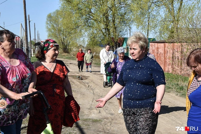 Жители возмущены как самим инцидентом, так и маршрутом «водоносного» трактора: таскать ведра через всю деревню — издевательство | Источник: Артём Краснов