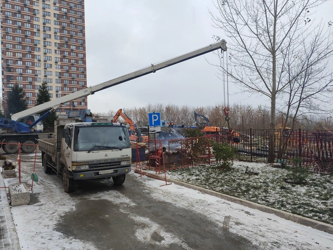 Рабочие уже завершили восстановление коллектора, сейчас предстоит засыпать котлован и благоустроить территорию | Источник: Нина Раневская / NGS.RU