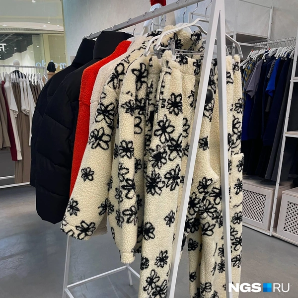 Костюм в позиции sale&nbsp;— актуальную цену нужно уточнять у консультанта | Источник: Алёна Золотухина / NGS.RU 