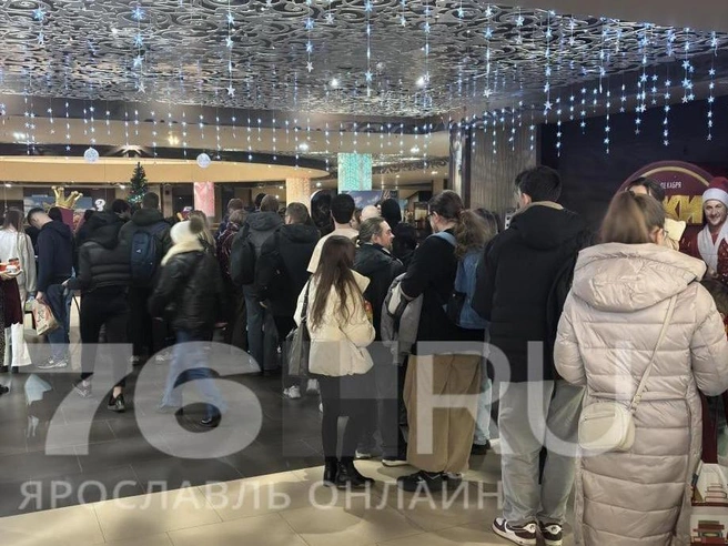 Показ фильма начался значительно позже запланированного времени. | Источник: читатель 76.RU