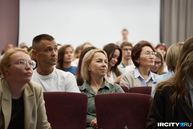 Желающих послушать его набился почти полный зал | Источник: Даниил Конин / «ИрСити»