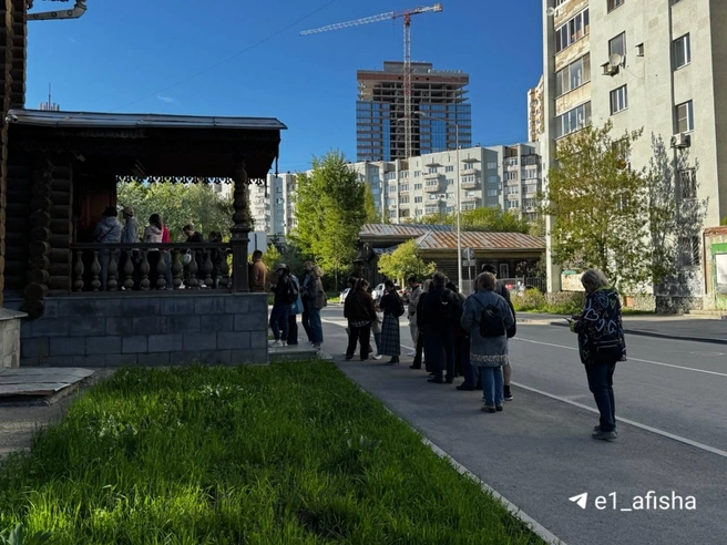 Очередь в Дом купцов Агафуровых | Источник: E1.RU | Афиша | Куда сходить в Екатеринбурге / Telegram