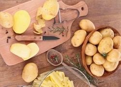 4 простых лайфхака, которые сделают чистку картофеля быстрой и легкой