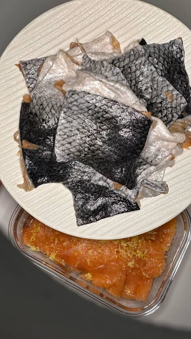 Лосось — отдельно, кожа — отдельно | Источник: «Otkidachef | Кулинарный блог | Иркутск» / Telegram