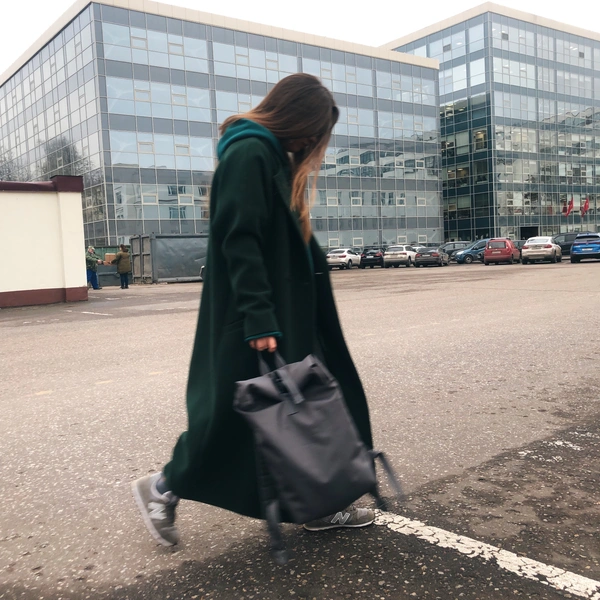 Блог fashion-редактора: сочетаем зеленые вещи, оранжевые губы и массивные серьги | thegirl.ru
