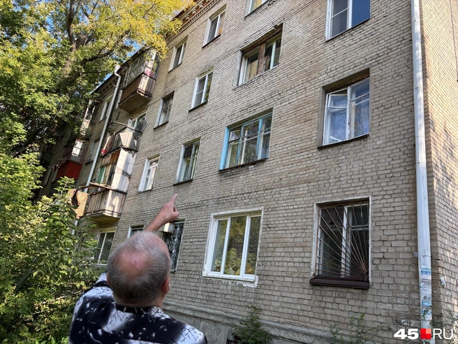 Кирпичную кладку над окном удерживает деревянная палка | Источник: Кирилл Митин