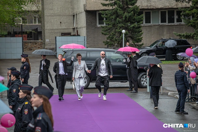 Мэр Читы Инна Щеглова и актер театра и кино, актер дубляжа Максим Щёголев | Источник: Олег Фёдоров / CHITA.RU