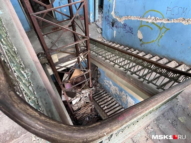Шахту лифта опоясывает лестница | Источник: Алина Мельникова / MSK1.RU