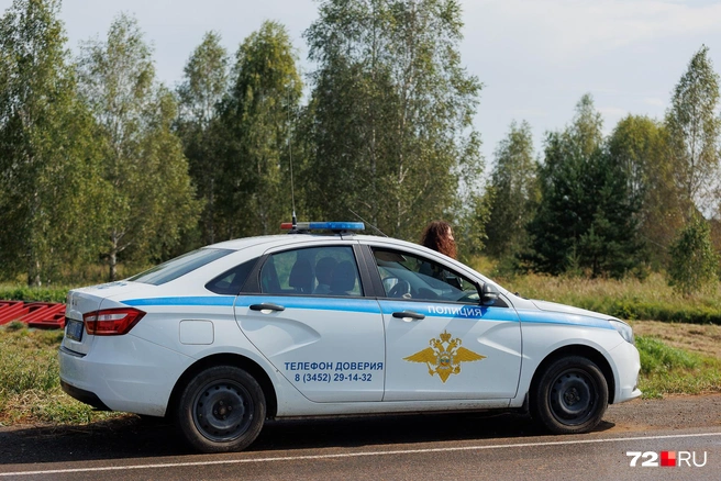 Полицейские несут службу на посту сменами по 12 часов  | Источник: Ирина Шарова / 72.RU