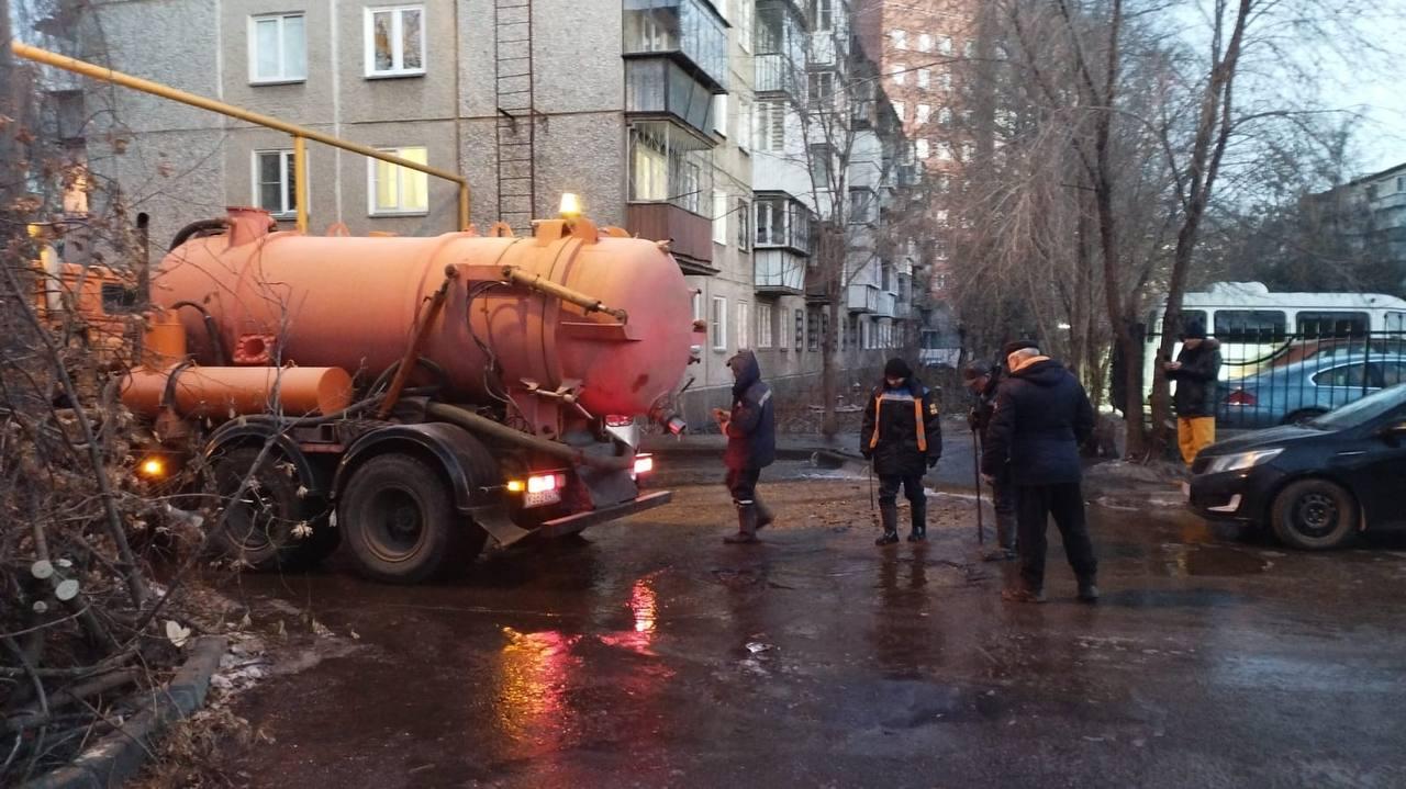 В центре Челябинска из-за коммунальной аварии затопило дворы и подвалы (видео)