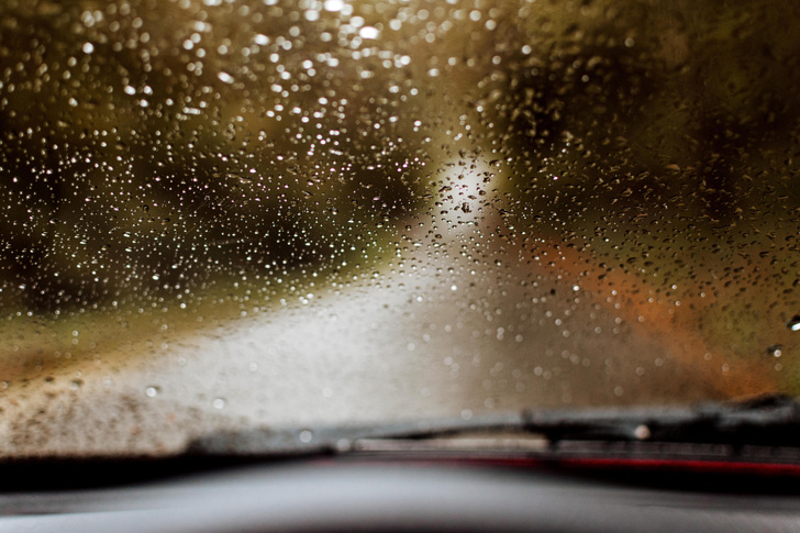 Почему потеют стекла в машине и как это исправить, даже если вы мчите по оживленной трассе