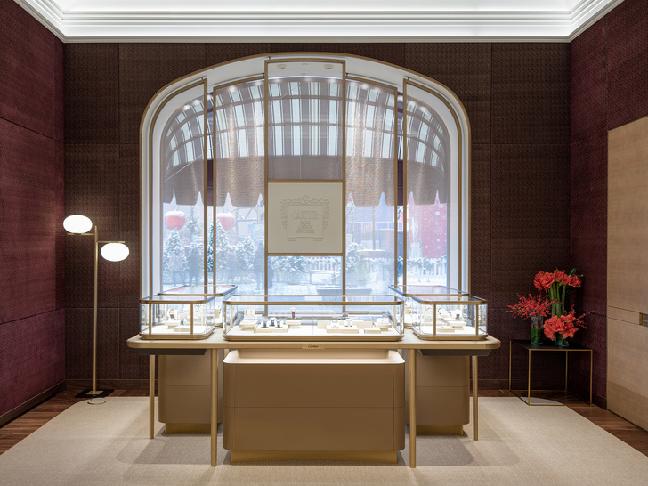 Обновленный бутик Cartier в ГУМе с барельефом (фото 2)