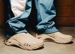 Футуристичные и очень модные: Crocs теперь выглядят как Yeezy