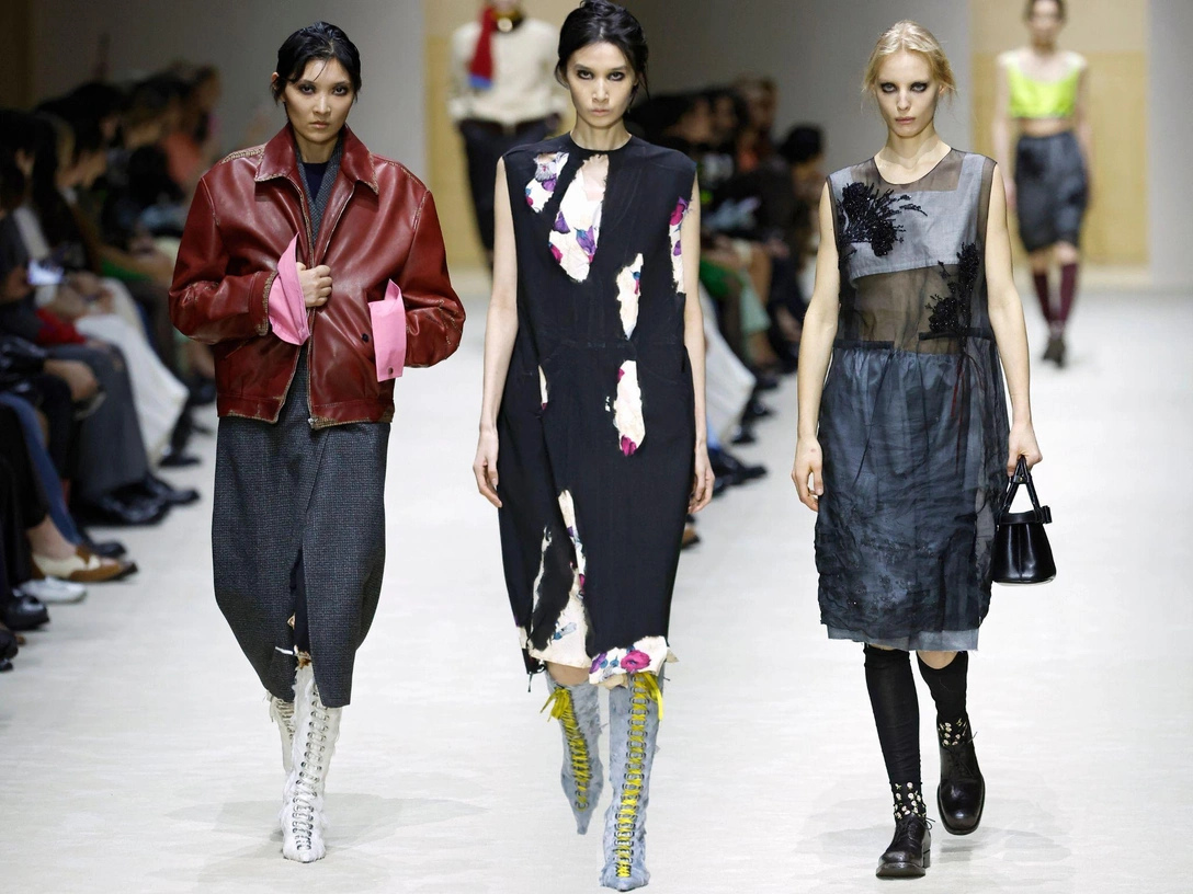 Первый (второй, третий и четвертый) выход Беллы Хадид на шоу Prada | marieclaire.ru