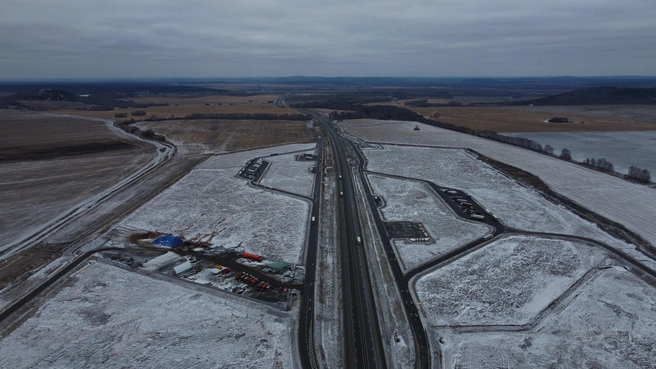 Новая трасса с высоты птичьего полета. Слева — база чистящей техники | Источник: Пресс-служба ГК «Автодор»