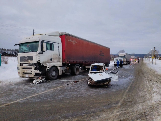 «Оку» сильно смяло после столкновения с фурой | Источник: «МВД 24» / Telegram