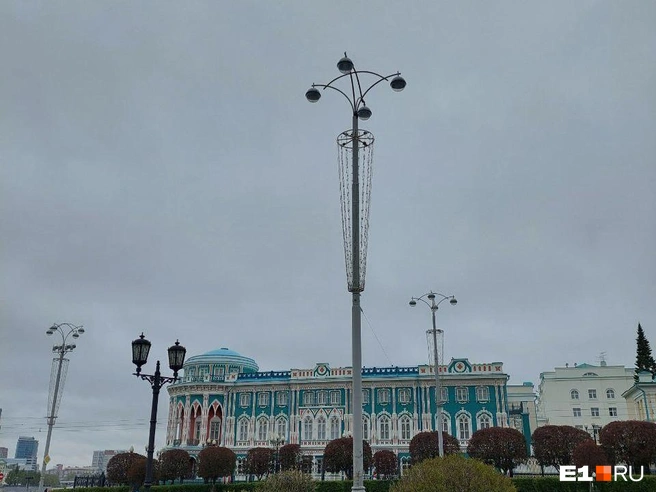 Вся проблема в «гирлянде» на столбе | Источник: читатель E1.RU