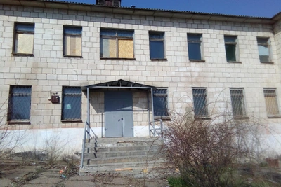 В Камышине второй год не могут продать заброшенную поликлинику