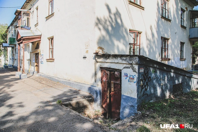 Открытый подвал дома — потенциальное место преступления | Источник: Тимур Шарипкулов