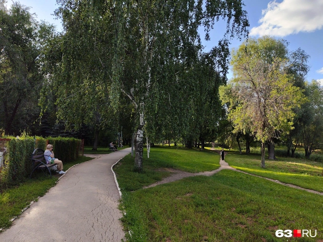 Для прогулки с коляской парк тоже подходит: дорожки широкие и без заметных ям | Источник: Ксения Бирюкова / 63.RU