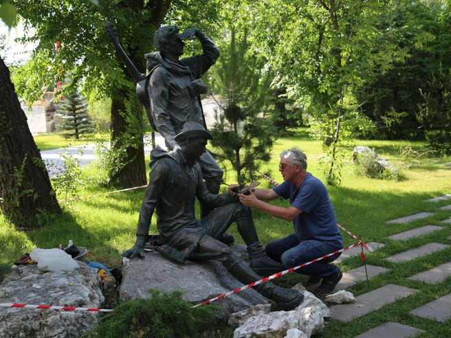 По замыслу скульптора, он является продолжением уже стоящего в парке памятника альпинистам | Источник: Константин Завриков / V1.RU
