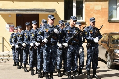 Семь мини-парадов прошли в День Победы в Вологде