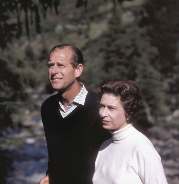 Королева Елизавета на прогулке с мужем, 1970 год