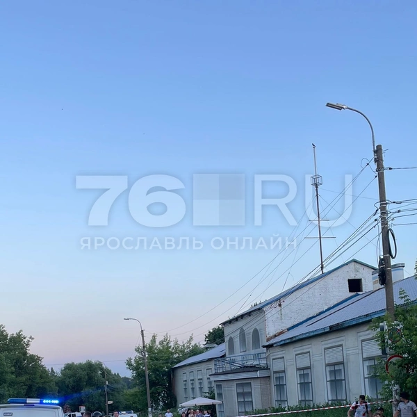 На кадрах видно, что территорию оцепили лентой | Источник: читатель 76.ру