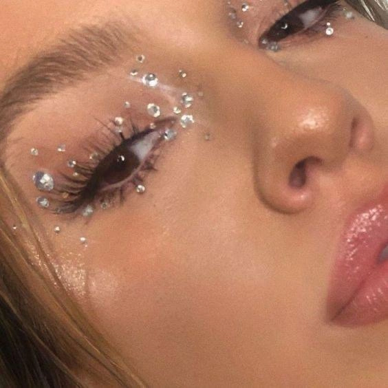 Стразы всегда привлекут внимание | Источник: picinspo / pinterest.com
