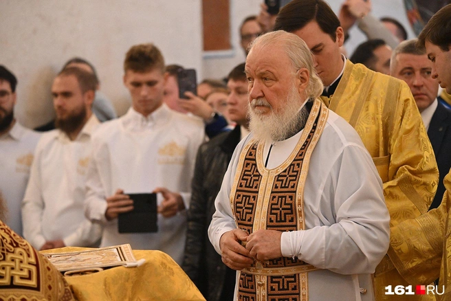Патриарх готовится к службе | Источник: Анатолий Карбинов / 161.RU