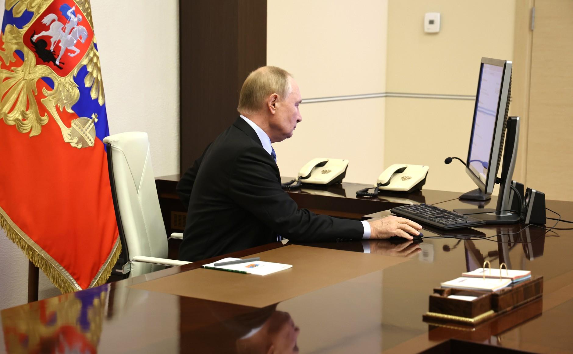«Не ошибешься». Путин проголосовал на выборах в Госдуму