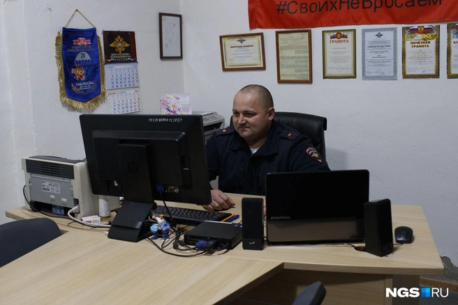 Стены в своем кабинете в здании сельской администрации Алексей белит сам. Пол обещали заменить, но пока в угол лучше не наступать: можно провалиться&nbsp;— об этом он предупреждает всех посетителей. Но прием посетителей давно можно было бы отменить, считает участковый&nbsp;— каждая собака в окрестных деревнях знает его мобильные номера и устраивает «личный прием» в любое время дня и ночи | Источник: Андрей Бортко / NGS.ru