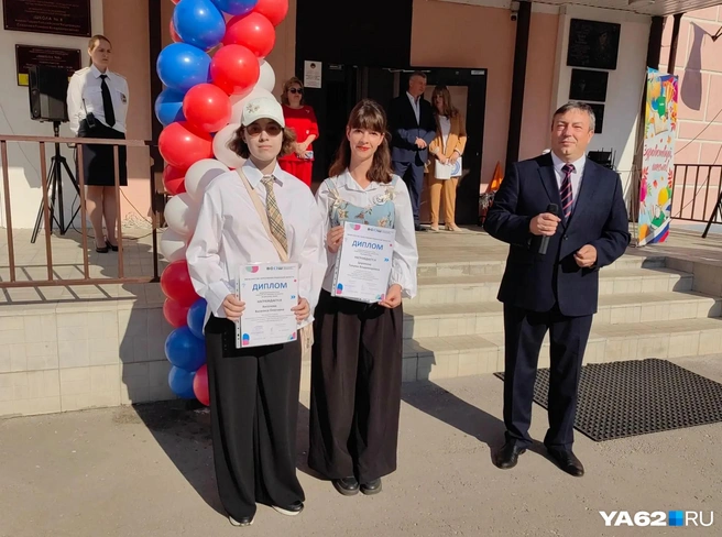 Девушкам, победившим в Олимпиадах, вручили диплома на торжественной линейке | Источник: Кристина Мельникова / YA62.RU
