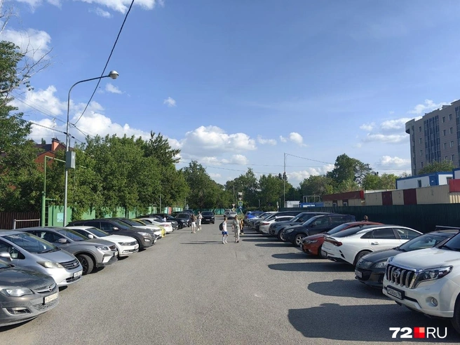 Из-за этого на парковке перед ремонтируемым Дворцом спорта стоит много автомобилей | Источник: Павел Красоткин / 72.RU