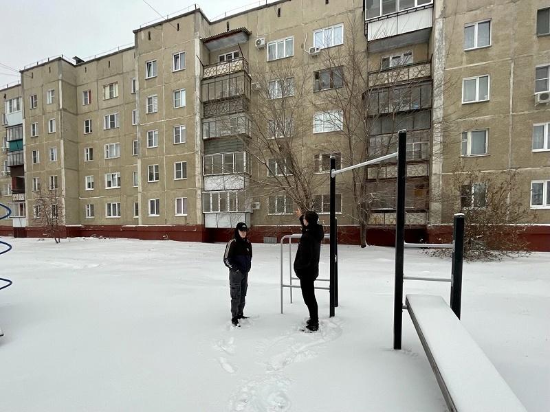 В Челябинской области школьники спасли женщину, повисшую на балконе пятого этажа